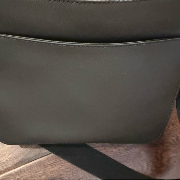 Michael Kors Men’s Jet Set Travel Messenger Bag in Black Saffiano Leather - Picture 3 of 6